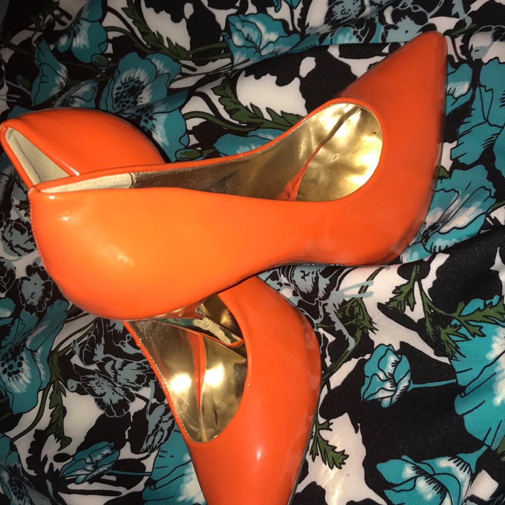 Only used once. Like new! Orange heels. Size 8.